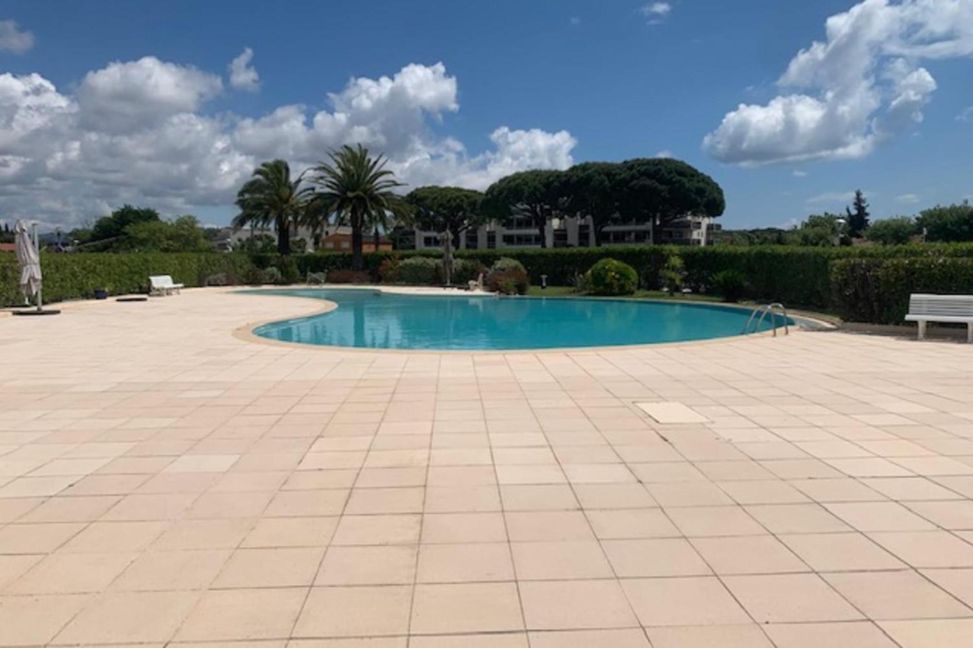 Spacious Apartment With Pool Located In The Marina Of Mandelieu Exterior foto