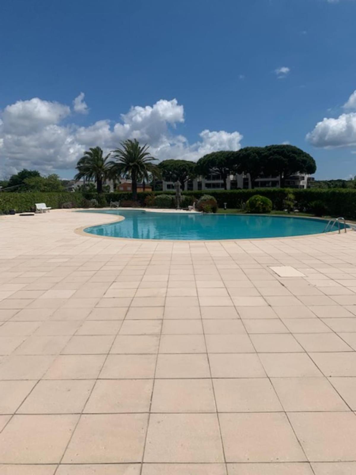 Spacious Apartment With Pool Located In The Marina Of Mandelieu Exterior foto